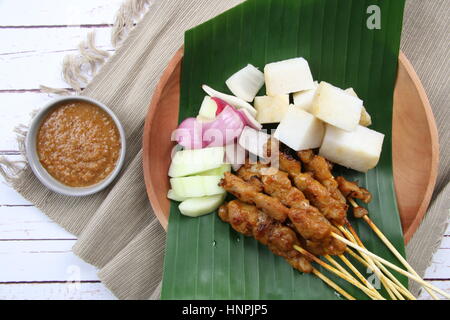 Satay de poulet. Grillades populaires à Singapour et en Malaisie, servi avec sauce aux cacahuètes, gâteau de riz, concombre et l'échalote. Banque D'Images