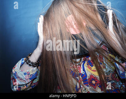 Girl holding en mains gros plan de la plaque de disque de vinyle Banque D'Images