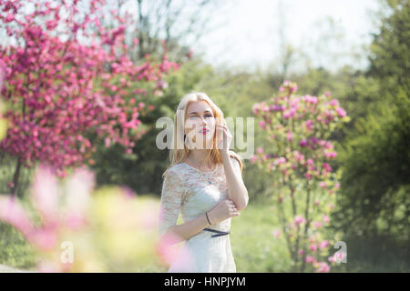 Belle fille de printemps en fleurs jardin Banque D'Images