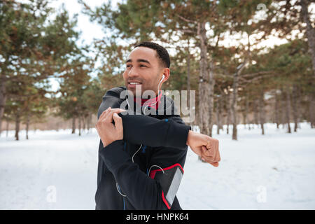 Les jeunes afro-américains jogger l'échauffement avant l'exécution de l'extérieur en hiver Banque D'Images