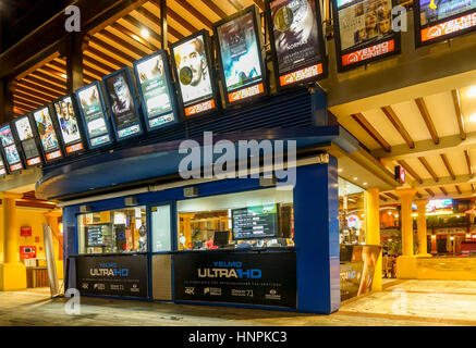 Complexe cinéma Ciné Yelmo, montrant entrée avec les films à l'affiche. Centre Commercial, la Plaza Mayor, Malaga, Espagne Banque D'Images