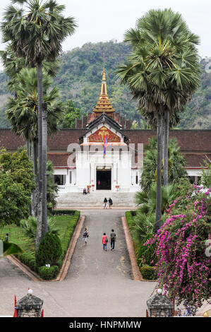 Luang Prabang, Laos - 12 janvier 2012 : les personnes marchant devant le Palais Royal de Luang Prabang au Laos Banque D'Images