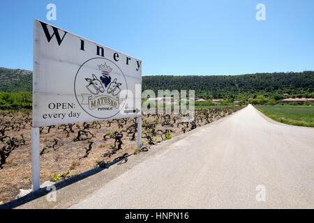 Matusko winery signer sur le côté de la route, Peljesac, Dalmatie, Croatie Banque D'Images