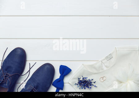 Contexte - Journée de mariage Vêtements et accessoires sur planches en bois blanc Banque D'Images