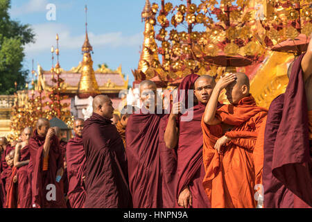 Schlange mit auf Spenden wartenden Mönchen dans der Pagode Shwezigon, Bagan, Myanmar, Asien | Ligne de moines de l'alignement d'aumônes et de dons, Shwezigon Banque D'Images