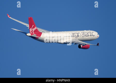 Virgin Atlantic Airways Airbus A330-343 G-VKSS 'Mademoiselle' rouge décollant de l'aéroport Heathrow de Londres, dans le ciel bleu Banque D'Images