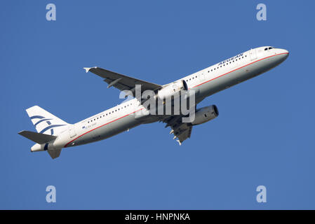 Aegean Airlines Airbus A321-232 SX-DVP décollant de l'aéroport Heathrow de Londres, dans le ciel bleu Banque D'Images