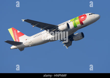 Appuyez sur (Transportes Aéreos Portugueses) Air Portugal Airbus A319-111 CS-TTL nommé 'Almeida Garrett' décollant de l'aéroport Heathrow de Londres, dans le ciel bleu Banque D'Images