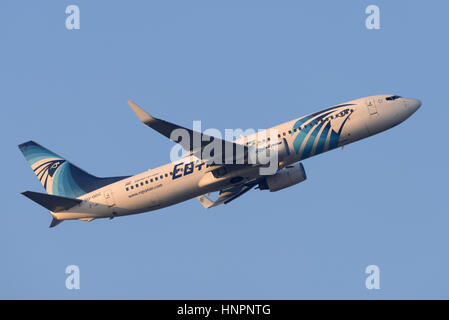 Boeing 737-866 d'Egyptair SU-GDC décollant de l'aéroport Heathrow de Londres, dans le ciel bleu Banque D'Images