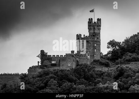 Château Sooneck à l'extrême pointe de la forêt au-dessus de Niederheimbach bientôt par temps nuageux sur le Rhin en Allemagne. Le noir et blanc photograp Banque D'Images