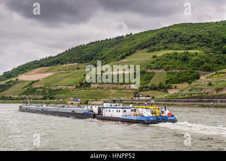 Trechtingshausen, Allemagne - le 23 mai 2016 : chaland-citerne (réservoir/gaz) Thera sur le Rhin près de Trechtingshausen par temps nuageux, vallée du Rhin, l'UNES Banque D'Images