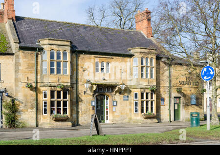 The Swan Inn public house dans la ville de Gloucestershire Moreton-in-Marsh dans les Cotswolds Banque D'Images