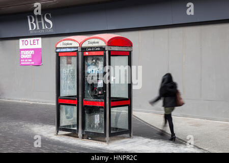 KX100 BT, désaffecté, sale rouge Téléphone BT redondant à l'extérieur des boîtes de BHS dans le centre-ville de Liverpool, Merseyside, Royaume-Uni Banque D'Images