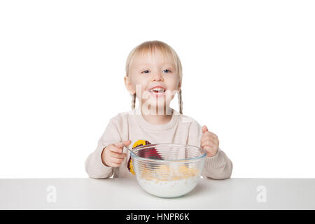 Smiling little girl eating flocons. Isolé sur fond blanc Banque D'Images