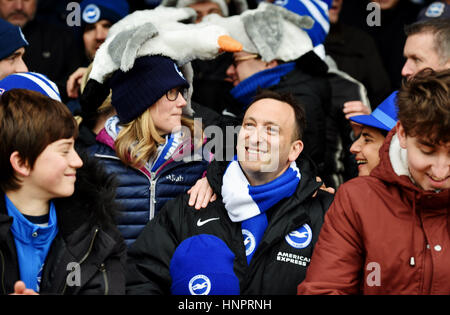 Tony Bloom, président du Brighton Football Club, parmi les fans lors du Sky Bet Championship match entre Brentford et Brighton et Hove Albion au Griffin Park à Londres. 5 février 2017. Photo Simon Dack / images de téléobjectif. Usage éditorial exclusif. Pas de merchandising. Pour Football images, les restrictions FA et premier League s'appliquent inc. aucune utilisation d'Internet/mobile sans licence FAPL - pour plus de détails, contactez Football Dataco Banque D'Images