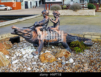 Vue sur une statue ornementale par le New Inn sur les Norfolk Broads à Horning, Norfolk, Angleterre, Royaume-Uni. Banque D'Images