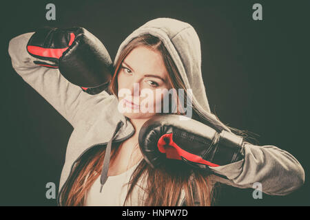 L'exercice et les combats avec adversaire. L'esprit sportif et le corps solide. Femme énergique porter des vêtements de sport et des gants de boxe. Sport et santé fitness FRV Banque D'Images