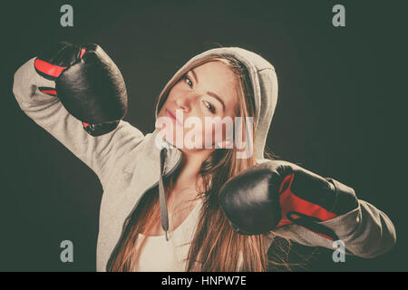 L'exercice et les combats avec adversaire. L'esprit sportif et le corps solide. Femme énergique porter des vêtements de sport et des gants de boxe. Sport et santé fitness FRV Banque D'Images