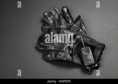 Gants de conduite et des clés de voiture Banque D'Images