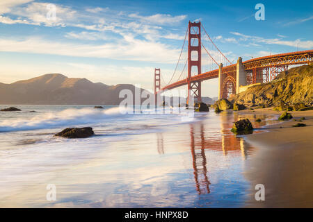 Classic vue panoramique de célèbre Golden Gate Bridge vu de scenic Baker Beach dans la belle lumière du soir au coucher du soleil d'or, San Francisco Bay, États-Unis Banque D'Images