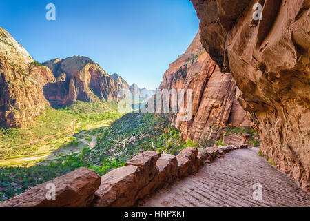 Vue panoramique du célèbre sentier de randonnée de Angels Landing Zion Canyon pittoresque donnant sur le plomb sur une belle journée ensoleillée avec ciel bleu, Zion National Park Banque D'Images