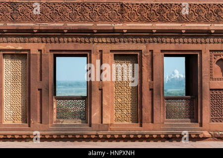 Taj Mahal vu de Jahangir Jahangiri Mahal (palais), Fort d'Agra, Inde Banque D'Images