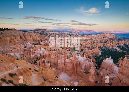 La vue Classique du Parc National de Bryce Canyon dans la belle lumière du soir d'or au coucher du soleil avec ciel bleu et nuages spectaculaires vu de la célèbre Sunset Point Banque D'Images