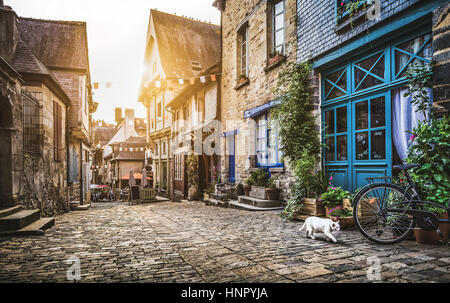 Scène de rue de charme d'une ancienne ville d'Europe au coucher du soleil avec retro vintage style Instagram et lens flare filtre effet de soleil en été Banque D'Images