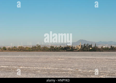 Sultan Tekke mosquée près de Larnaca à Chypre vue de l'ensemble du lever du soleil sur le lac de sel sec Banque D'Images