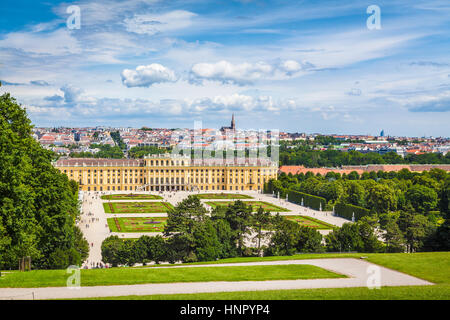 La vue classique du célèbre Palais Schönbrunn avec grand jardin Parterre sur une belle journée ensoleillée avec ciel bleu et nuages en été, Vienne, Autriche Banque D'Images