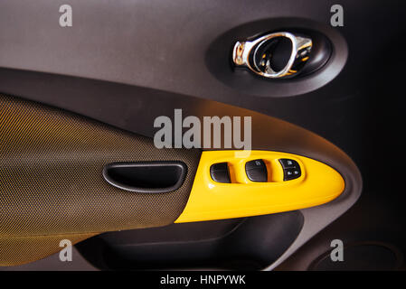 Porte de la voiture avec le verre de levage Banque D'Images