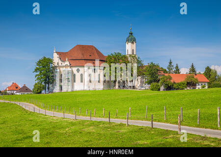 Belle vue sur célèbre rococo ovale Église de pèlerinage de Wies (Wieskirche), site du patrimoine mondial de l'UNESCO depuis 1983, en été, Bavière, Allemagne Banque D'Images