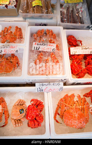 Les crabes réfrigérés au marché aux poissons de Nijō, Sapporo. Banque D'Images