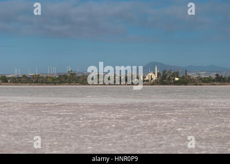 Sultan Tekke mosquée près de Larnaca à Chypre vue de l'ensemble du lever du soleil sur le lac de sel sec Banque D'Images