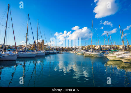 Msida, Malte - Yacht marina avec ciel bleu et nuages de Nice un jour d'été Banque D'Images