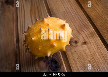 Jaune frais Fruits kiwano sur table en bois Banque D'Images