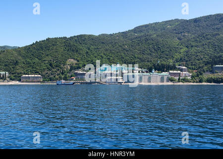 Saint Panteleimon russe orthodoxe du monastère sur le mont Athos, la montagne sainte, Halkidiki, Grèce. Vue depuis la mer. Banque D'Images