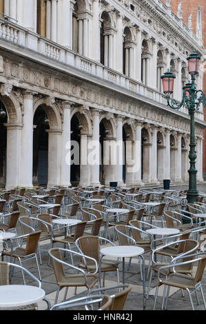 Tôt le matin à Venise. Café vide tables et chaises à la place San Marco, Venice, Veneto, Italy, Europe Banque D'Images