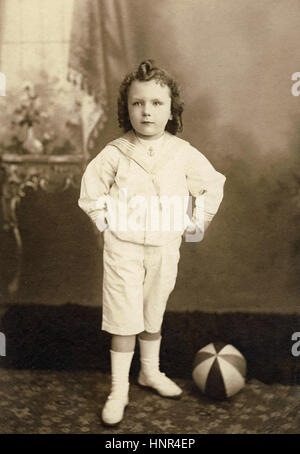 Image d'Archive - période édouardienne portrait of boy wearing sailor costume avec les cheveux bouclés Banque D'Images