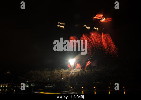 D'artifice grande célébration du nouvel an sur le ciel nocturne à Prague. Plein de couleurs et d'étoiles filantes. Banque D'Images