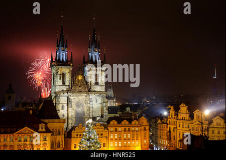 La vieille ville de Prague avec Fireworks derrière l'église de Notre Dame de Tyn avant dans la nuit avec l'ancien bâtiment. Capitale de la République tchèque et l'un de la mos Banque D'Images