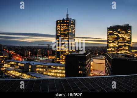 Gratte-ciel dans la nuit. Architecture bâtiment moderne de Prague. Bureau et le siège des entreprises d'affaires réussie. Banque D'Images