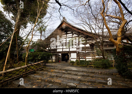 Le Japon . Le protocole de Kyoto. Le Temple Ryoanji (龍安寺, Ryōanji) - site de la plus célèbre du Japon rock garden. L'extérieur de la maison Banque D'Images