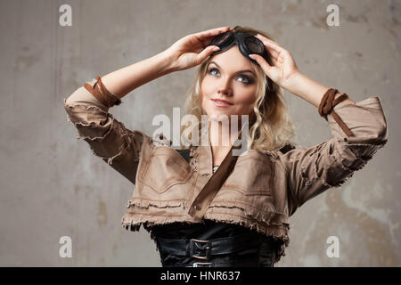 Portrait d'une belle femme à lunettes aviateur steampunk sur fond gris. Jusqu'à la Banque D'Images