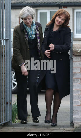 La CORRECTION DE L'EMPLACEMENT MERSEYSIDE RETRANSMIS À CUMBRIA Premier ministre Theresa Mai (à gauche) et candidat du Parti conservateur pour l'élection partielle de Copeland, Trudy Harrison, au cours d'une visite au commandant de l'école primaire de Shaw en Bootle, Cumbria. Banque D'Images