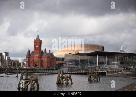 Une vue générale de la baie de Cardiff, montrant la Pierhead Building, Wales Millennium Centre et Senedd bâtiment. Banque D'Images