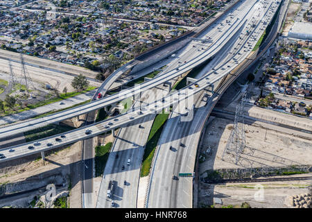 Vue aérienne de l'état d'or et 5 170 bretelles de l'échangeur de l'autoroute Hollywood à Los Angeles, Californie. Banque D'Images