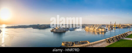 Vue panoramique sur le Grand Port avec des canons de la batterie Salut, Valletta - Malte Banque D'Images