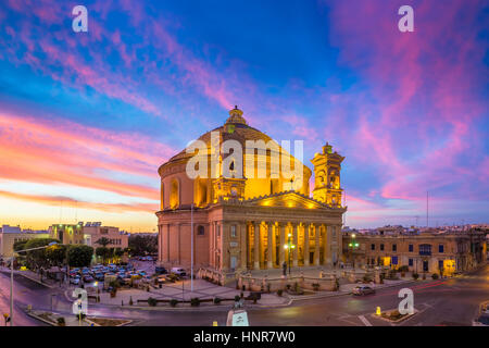 Mosta, Malte - l'église de l'Assomption de Notre-Dame, également appelé dôme de Mosta au coucher du soleil avec de beaux nuages colorés Banque D'Images