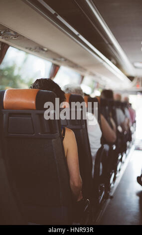 Vue de l'intérieur de l'autobus avec les passagers. Banque D'Images